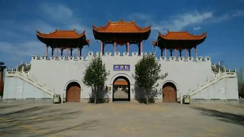 山西怀仁金沙滩生态旅游区在怀仁县城西20公里的位置,在这旅游区中的