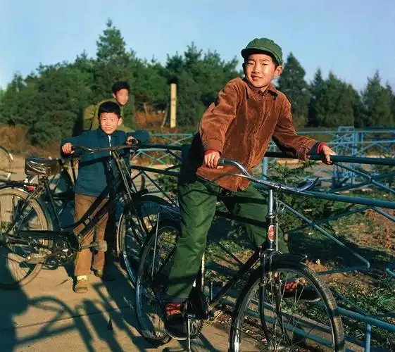 (看着小时候的照片,满满的都是回忆)