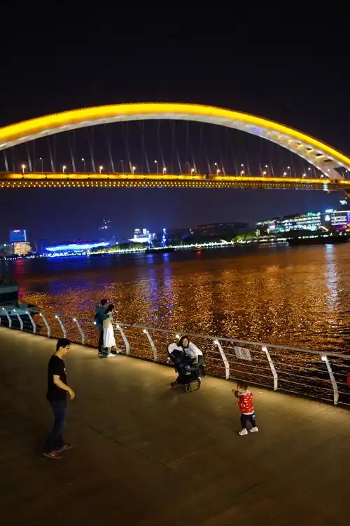 黄浦江边夜晚其乐融融