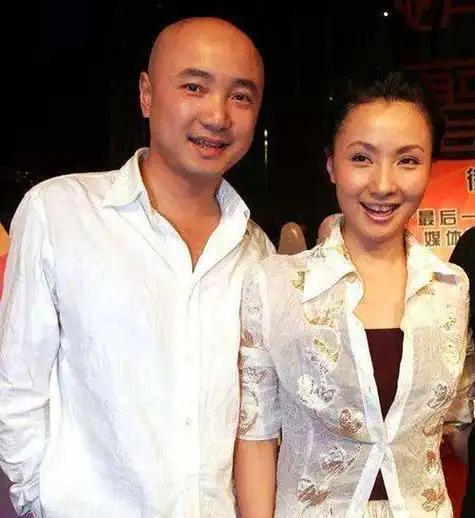 徐峥一家人在机场被拍到,他们带着大量的行李,看起来像是要移民一样.