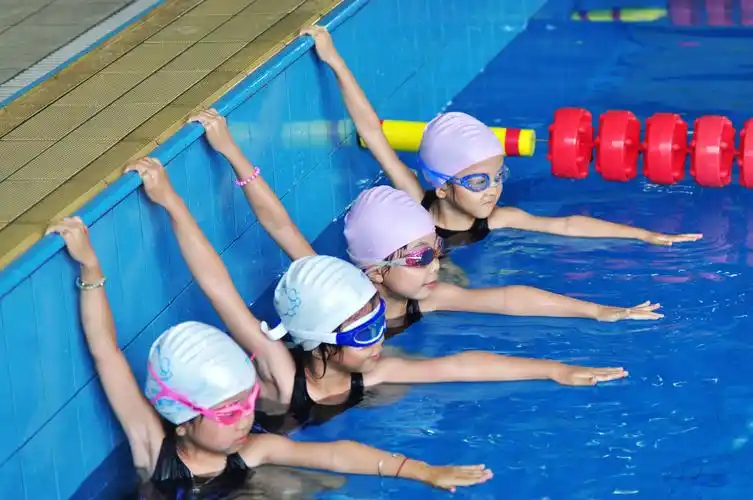 室内恒温游泳课免费体验,欢迎大家组团体验.