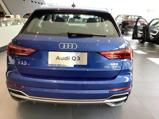 2020款奥迪q3到店实拍蓝色涂装很大气配中控锁电动后备箱