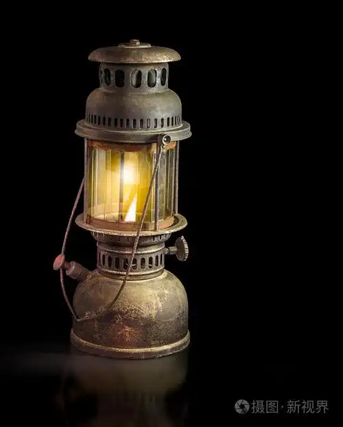 在黑色背景上的风暴灯笼