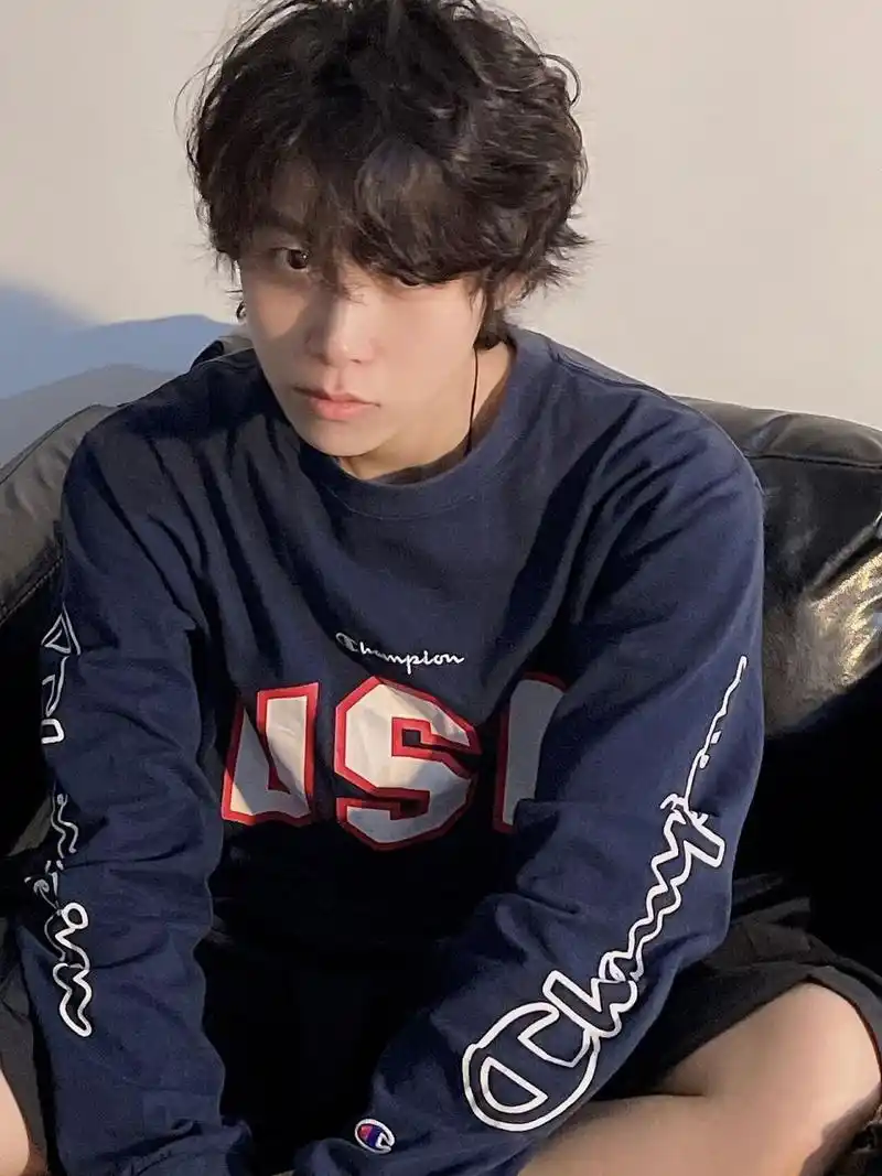 卷发休闲日常|男士日系慵懒感卷发 男士春夏发型参考:慵懒日系卷发 一