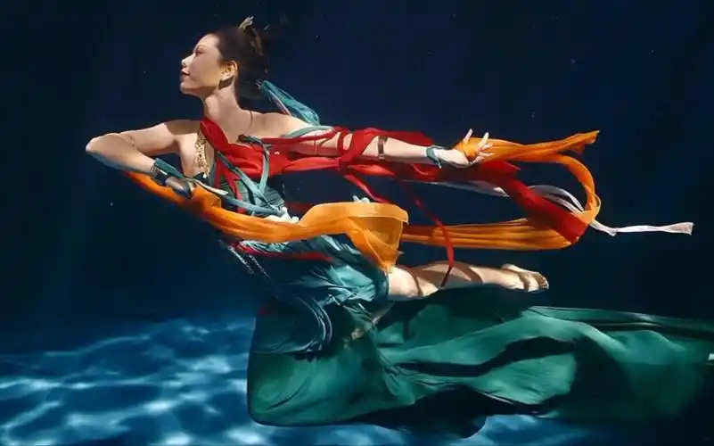 河南卫视杀疯了!演员水下泡了26个小时拍飞天洛神舞《祁》