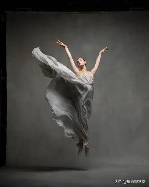 浪漫的芭蕾舞者摄影画像,展示了瞬间短暂的动作艺术