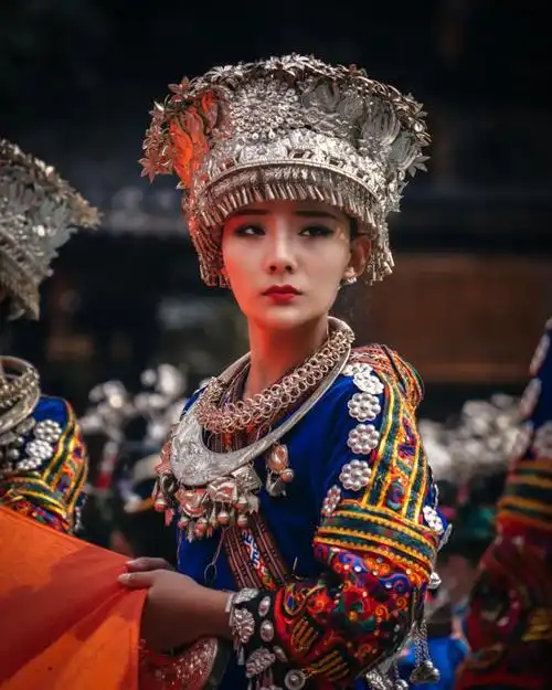 "穿"越千年:贵州苗绣闪耀米兰时装周-中国好故事