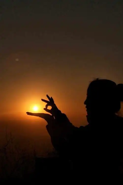 捧太阳双手捧太阳简笔画双手捧着太阳的简笔画手的简笔画托起明天的