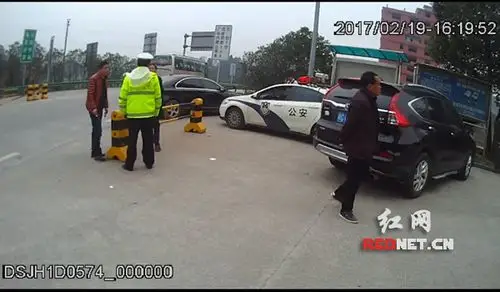 涉案嫌疑人蒲某某用两辆车将交警执法车辆包围住.