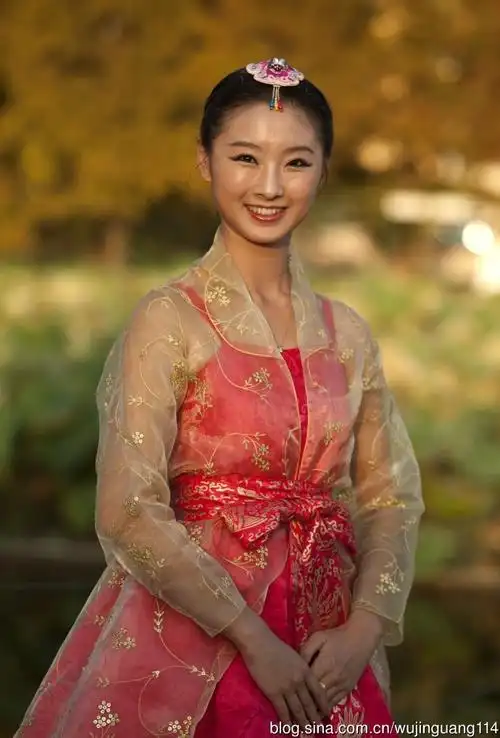 实拍少数民族金花朵朵惹人醉图