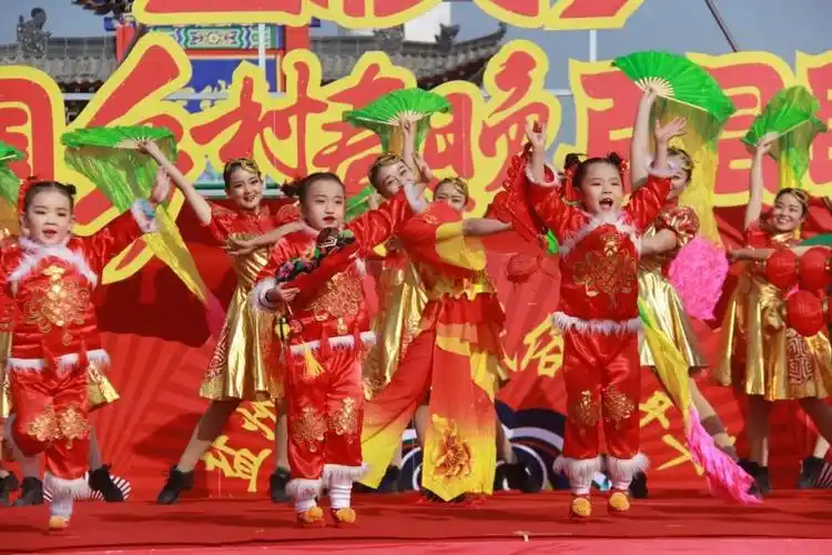 "盐池是个好地方,民俗多元好景象,唱花儿,吼秦腔,草原牧歌传四方