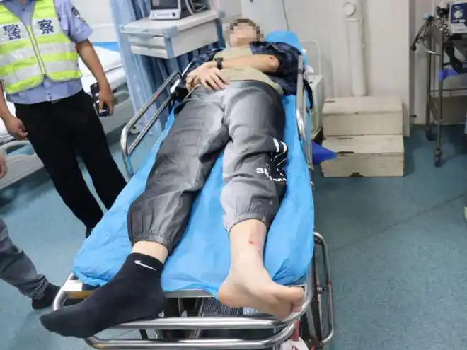 凯里风情大道路口发生交通事故都是帅哥美女一个没让一个