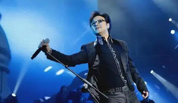 汪峰现身北京车展遭围观!身边女助理不输章子怡,有说有笑心情好