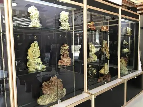 陈列在橱窗里的泰顺石雕艺术品2010年,泰顺县政府正式提出打造"泰顺石