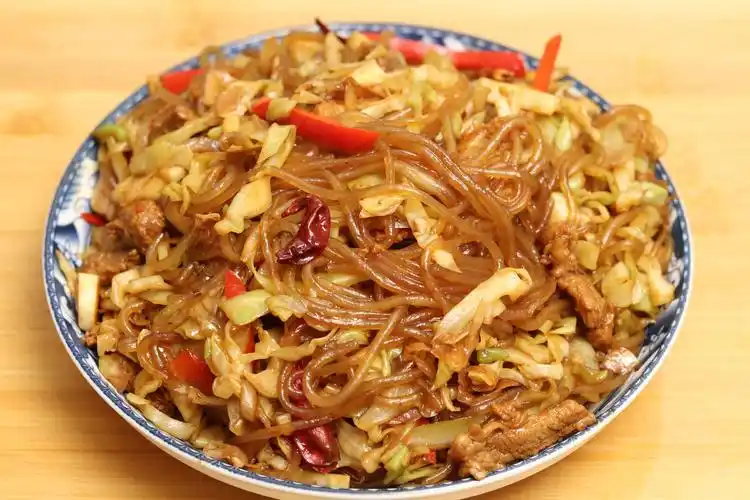 甘蓝炒粉(怎么做炒粉丝)