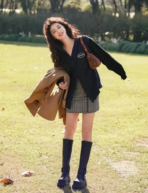 冬季短裙怎么搭配,冬天短裙如何搭配上衣气质又保暖(短裙 靴子才是轻