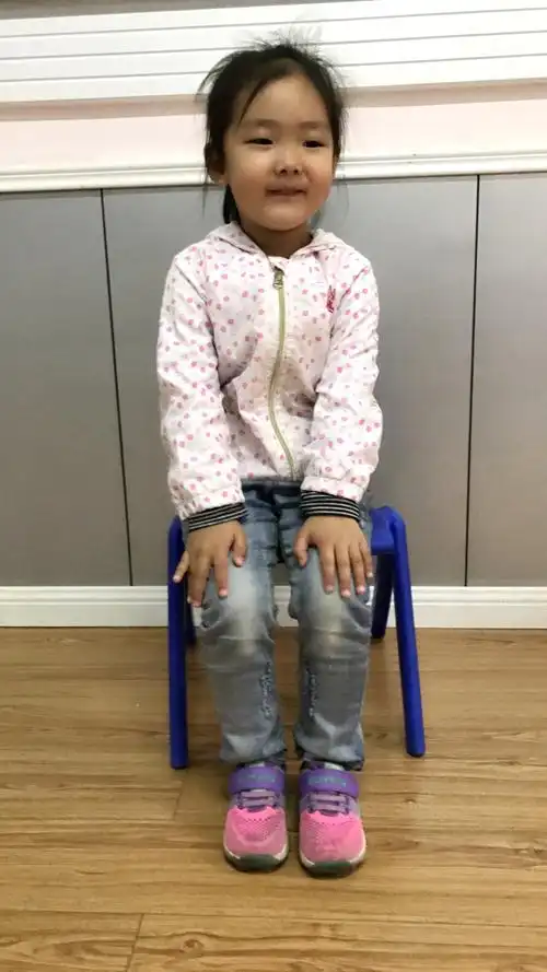 贝贝班坐姿礼仪