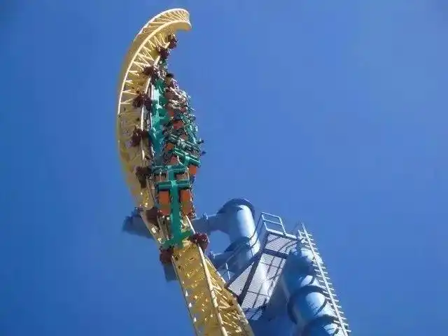 为什么过山车不会出轨?看下面的轮子结构就知道了