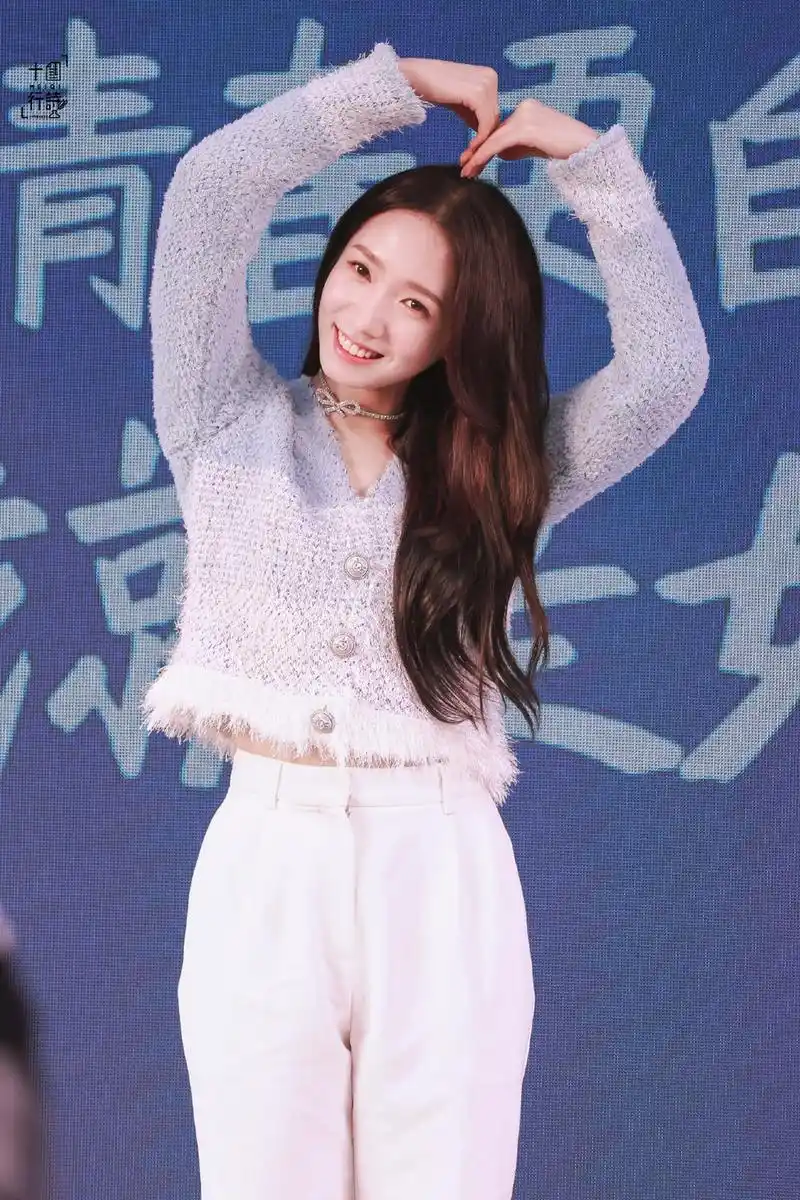 组图:孟美岐穿蓝色毛衣气质温柔动人 歪头. 来自晴川的 - 微博