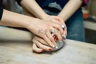 制作陶瓷的女人,四只手特写,专注于陶工,手掌上有陶器