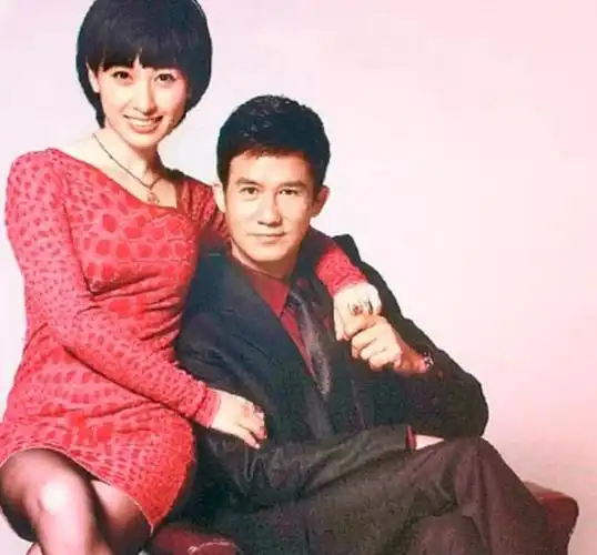 李子雄和老婆相差23岁,又和儿子相差59岁,这一家三口每每露面都会被人