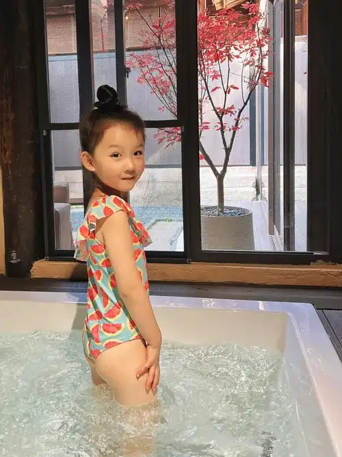 的小女孩这是什么意思苗族小女孩洗澡照片在木桶里洗澡的可爱小女孩