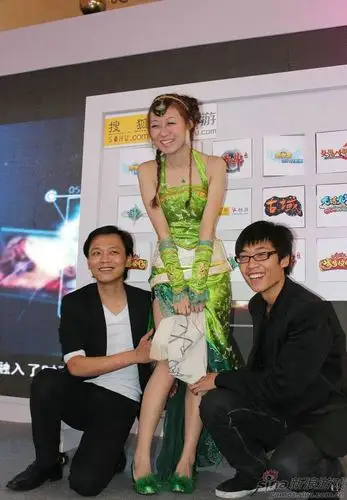 网博会猥琐男抱大腿(7)