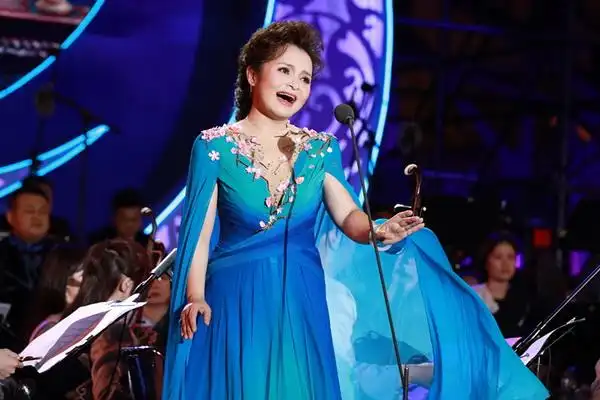 家体育馆举办四晚的大型户外音乐会在熟悉的旋律中不仅引发了强烈的