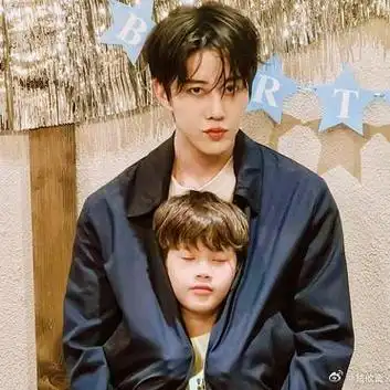 泰国明星mike与家人一同庆祝他10岁儿子的生日.