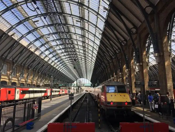 苏格兰印象之伦敦-爱丁堡火车上的故事:尴尬了,从此我期盼英国火车