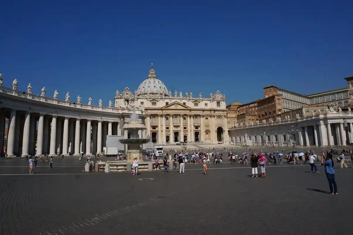 梵蒂冈圣彼得广场,圣彼得大教堂.梵蒂冈全称"梵蒂冈城国",罗 - 抖音