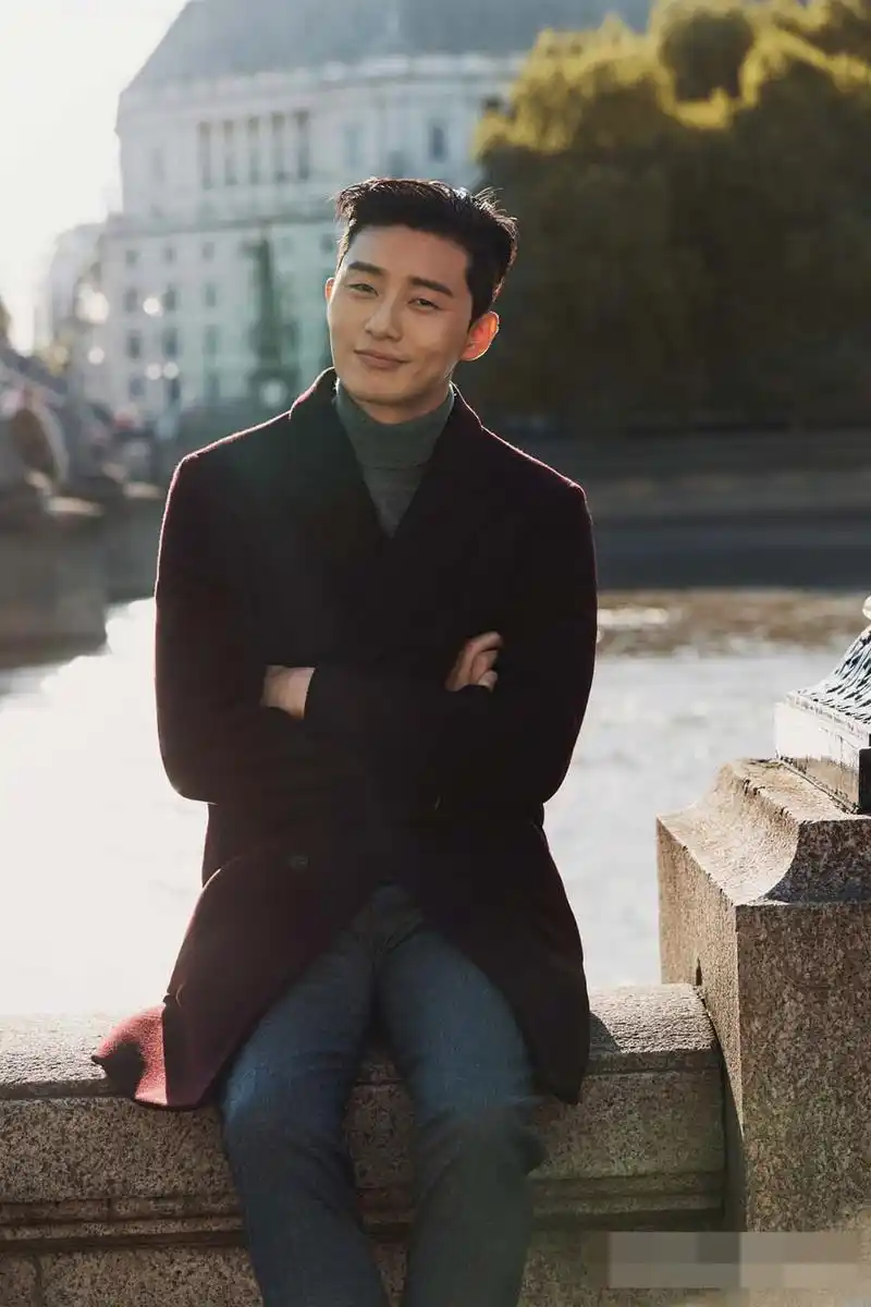 组图朴叙俊英国拍秋季写真伦敦街头灿笑可爱