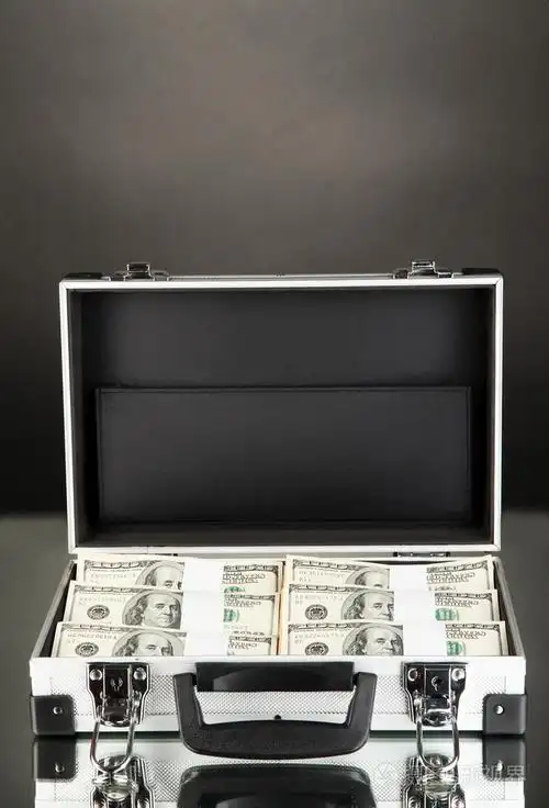 与黑色背景上的 100 美元钞票的手提箱