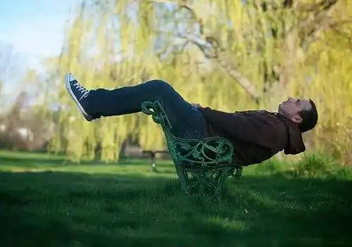 其实你把照片向右边旋转90度,就可以看到,其实他是横躺在座椅上的.