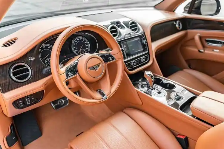 宾利添越v8 四座,稀奇搭配黑色外漆,棕色真皮内饰