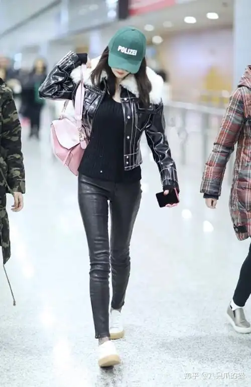 杨幂机场街拍皮裤挑个紧身款穿身上腿细且直当属85花top