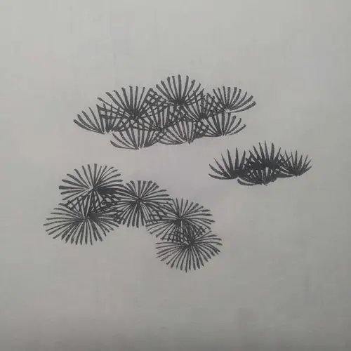 画圆形松针与画扇形松针基本一样,近处笔划长,两侧开始逐渐画