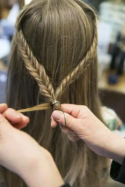 花环发型编起来两股鱼骨辫编法分步图解片