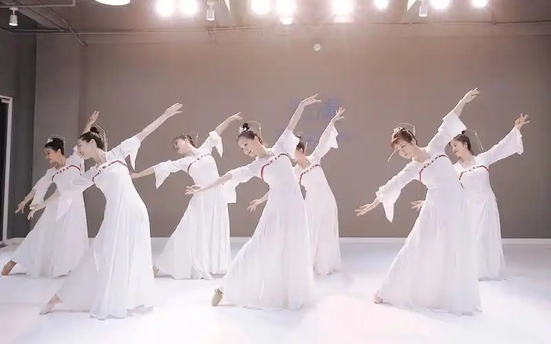 唯美清新的古典舞心机每个女人在每个阶段都应该漂漂亮亮的