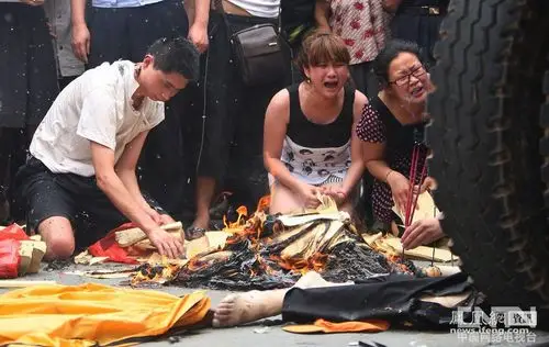 图为家属在车祸现场祭奠死者