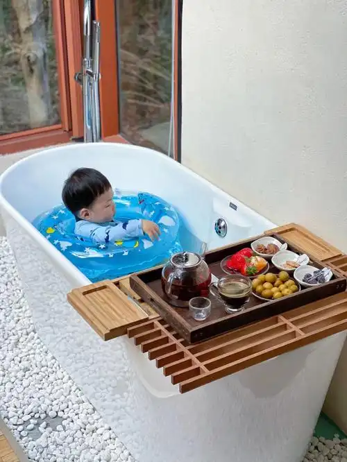 一岁的宝宝洗澡好物分享开心的游泳