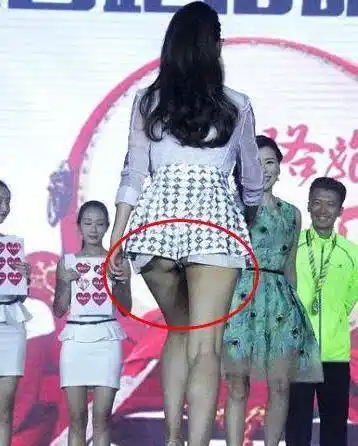 明星尴尬瞬间 画面看着人脸红(7)