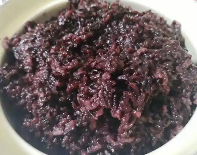 紫米泡水4小时或以上,加水煮熟(比正常煮饭加水略少),趁热加入25克