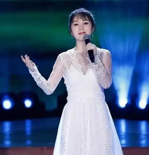 小雅是一个天生丽质,才华横溢的女孩,从小就对艺术有着浓厚的兴趣.