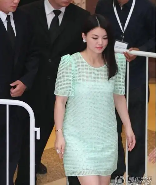 李湘挺孕肚捞金处处小心 工作人员忙小心护驾