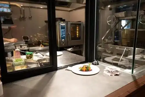 在后厨管理上却十分松懈,后厨人员在处理食材时没有一人是佩戴口罩的.