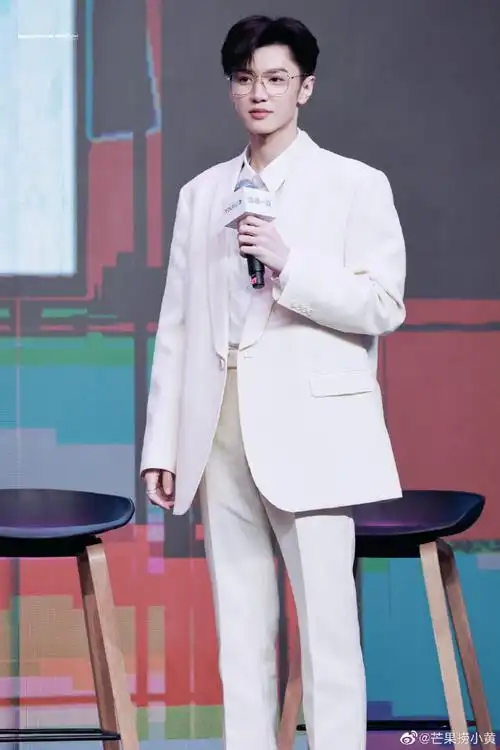 陈哲远的西装也太大了