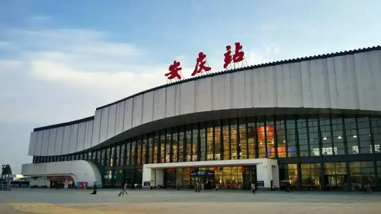 安庆高铁站的晨夕