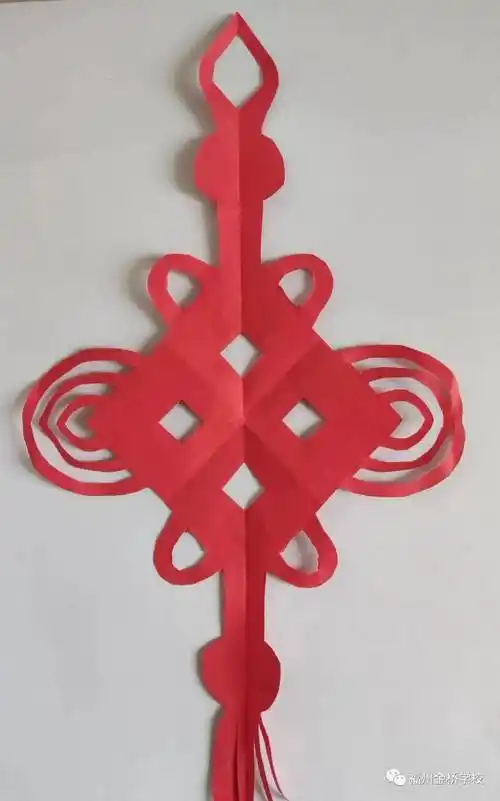 一张张五彩的薄纸,创造出一张张美丽的轴对称图形组成的剪纸作品,精彩