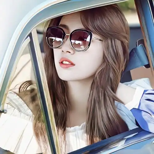坐车女生头像